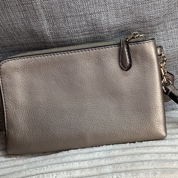 Coach Champagne leather double wristlet. - Picture 4 of 17